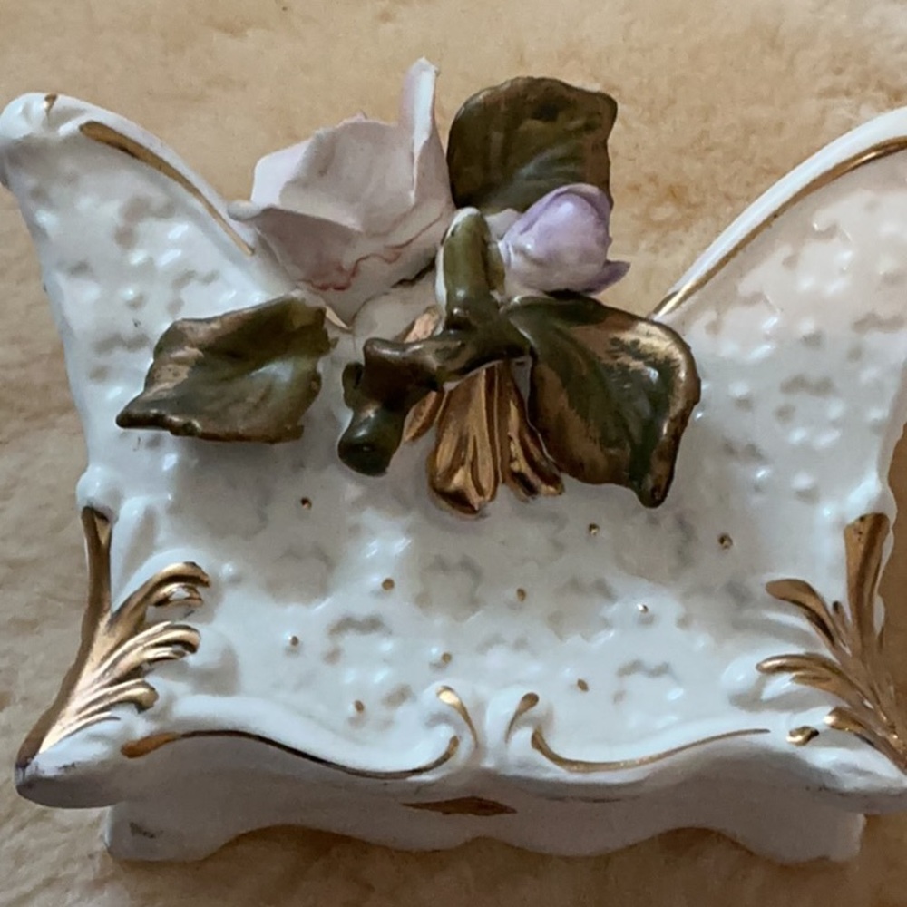 Lipper & Mann Mid-Century Porcelain Basket w/ Flowers & Gold Leaf Accents